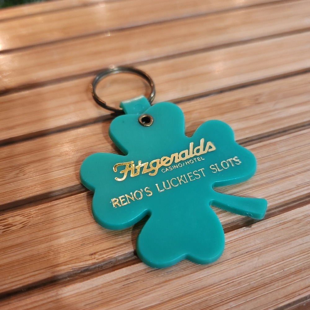 VINTAGE FITZGERALDS CASINO HOTEL PLASTIC‎ KEYCHAIN LAS VEGAS 4 LEAF CLOVER